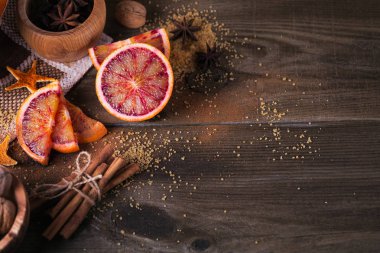 Taze kırmızı turuncu meyve, anason, tarçın ve kahverengi şeker