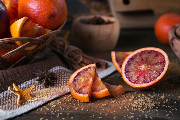 Свежие красные фрукты апельсин, анисе, корица и грецкие орехи — стоковое фото