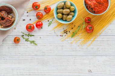 Domates, zeytinyağı, baharat, otlar, yeşil zeytin, domates sosu malzemeler için hazırlık makarna spagetti-