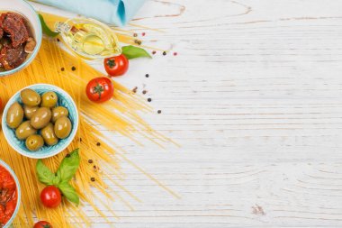 Domates, zeytinyağı, baharat, otlar, yeşil zeytin, domates sosu malzemeler için hazırlık makarna spagetti-