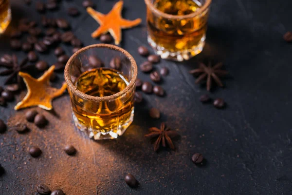 Viski, brendi veya likör, baharatlar, anason yıldızları, kahve çekirdekleri, tarçın çubukları. — Stok fotoğraf