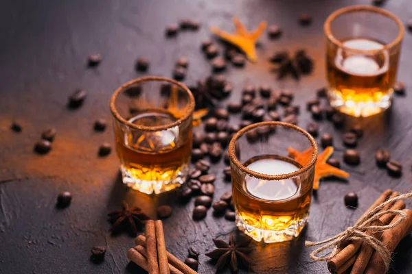Whisky, brandy of sterke drank, specerijen, anijssterren, koffiebonen, kaneelstokjes — Stockfoto