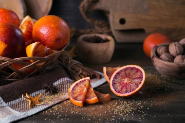 Taze kırmızı turuncu meyve, anason, tarçın ve ceviz