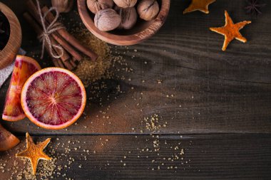 Taze kırmızı turuncu meyve, anason, tarçın ve ceviz