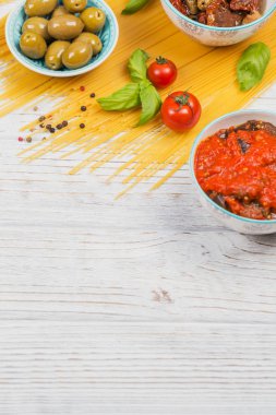 Malzemeler için hazırlık makarna spagetti - domates, zeytin yağı,