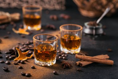 Viski, konyak veya içki, baharat, anason yıldız, kahve çekirdekleri, CI
