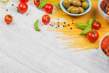 Malzemeler için hazırlık makarna spagetti - domates, zeytin yağı,