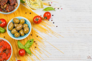 Malzemeler için hazırlık makarna spagetti - domates, zeytin yağı,