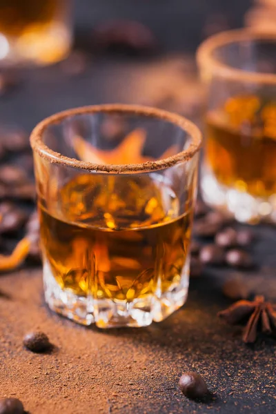 Whiskey, brandy or liquor, spices, anise stars, coffee beans, ci — Stock Photo, Image