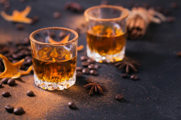 Whiskey, brandy ou licor, especiarias, estrelas anis, grãos de café, ci — Fotografia de Stock