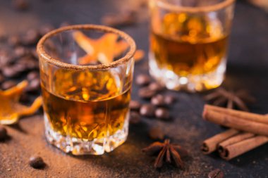 Viski, konyak veya içki, baharat, anason yıldız, kahve çekirdekleri, CI