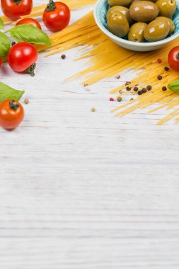 Malzemeler için hazırlık makarna spagetti - domates, zeytin yağı,