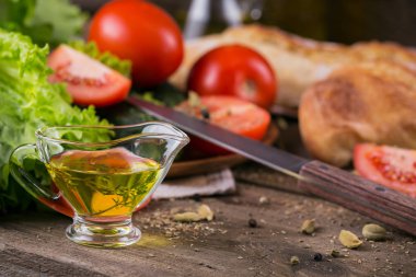 domates, salatalık, marul, baget, zeytin yağı ve baharatlar