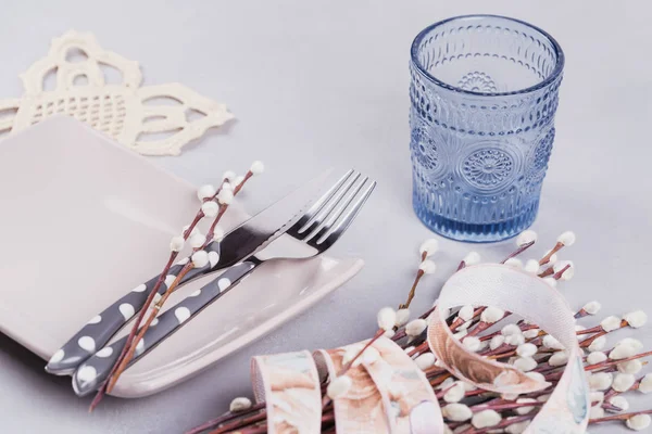 Белая тарелка, голубое стекло, столовые приборы и киска ивы — стоковое фото