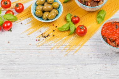 Malzemeler için hazırlık makarna spagetti - domates, zeytin yağı,