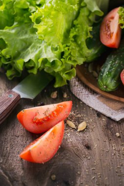 domates, salatalık, marul ve baharatlar