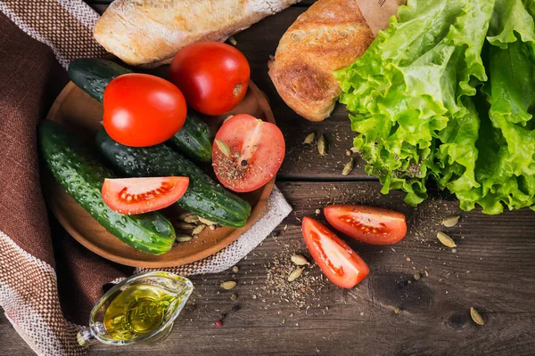 Tomate, concombre, laitue, baguette, huile d'olive et épices — Photo