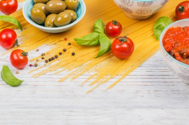 Malzemeler için hazırlık makarna spagetti - domates, zeytin yağı,