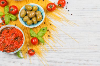 Malzemeler için hazırlık makarna spagetti - domates, zeytin yağı,