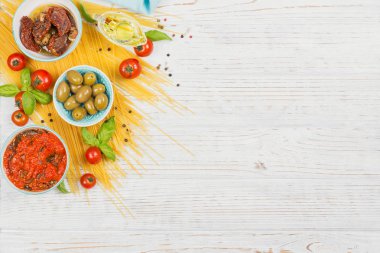 Malzemeler için hazırlık makarna spagetti - domates, zeytin yağı,