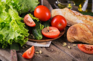 domates, salatalık, marul, baget, zeytin yağı ve baharatlar