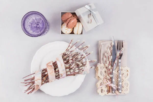 Белая тарелка, фиолетовое стекло, котлеты, подарочная коробка с макаронами — стоковое фото
