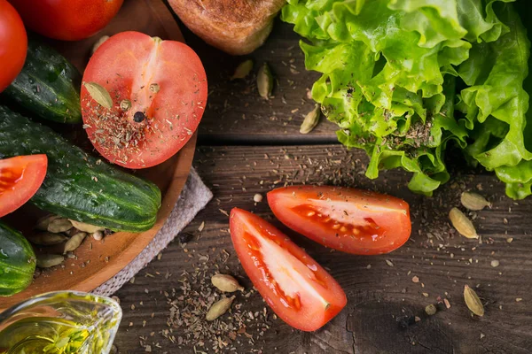 Tomate, pepino, lechuga, baguette, aceite de oliva y especias — Foto de Stock
