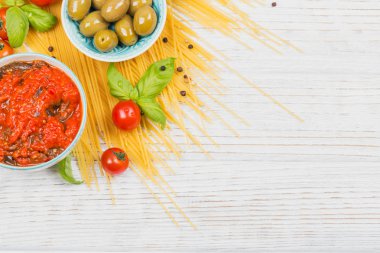 Malzemeler için hazırlık makarna spagetti - domates, zeytin yağı,