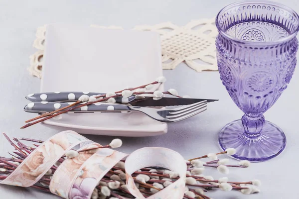 Тарілка, фіолетове скло, столові прибори та гілки верби кицьки — стокове фото