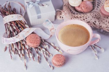 Tatlı pastel Fransızca macaroons, hediye kutusu ve Kukum ile pembe kahve kupa