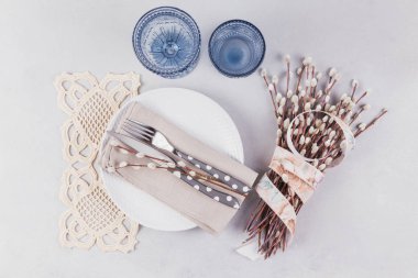  Beyaz tabak, mavi gözlük, çatal bıçak takımı ve Kukum kurdele ile