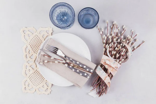Άσπρο πιάτο, μπλε ποτήρια, μαχαιροπίρουνα και ιτιά μουνί με κορδέλα — Φωτογραφία Αρχείου