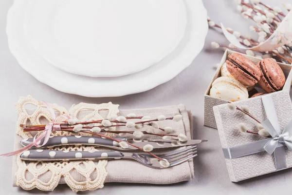 Λευκό μωβ γυαλί, μαχαιροπήρουνα, πιάτο, κουτί με macaroons ένα — Φωτογραφία Αρχείου