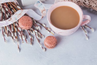 Pembe tatlı pastel Fransızca macaroons ile kupa kahve, hediye kutusu ve