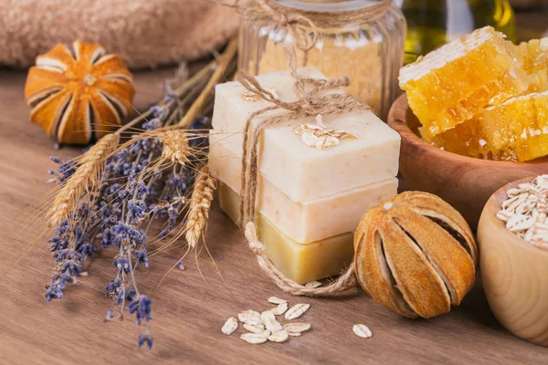 Honeycomb, kosmetické oleje, mořská sůl, ovesné a ručně vyráběné mýdlo s ho — Stock fotografie