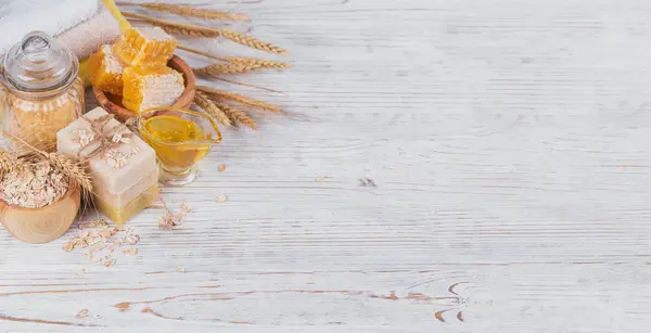 Медонос, морська сіль, вівса і мило ручної роботи з медом — стокове фото
