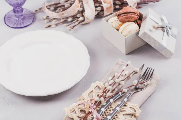 Λευκό μωβ γυαλί, μαχαιροπήρουνα, πιάτο, κουτί με macaroons ένα — Φωτογραφία Αρχείου