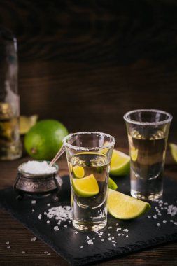 Kireç ve deniz ile atış tekila tuz 