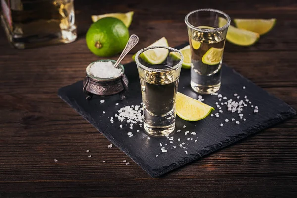 Tequila shot com limão e sal marinho — Fotografia de Stock