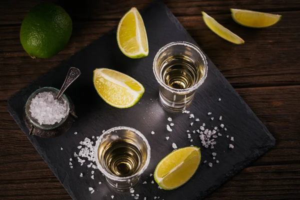 Tequila con cal y sal marina — Foto de Stock