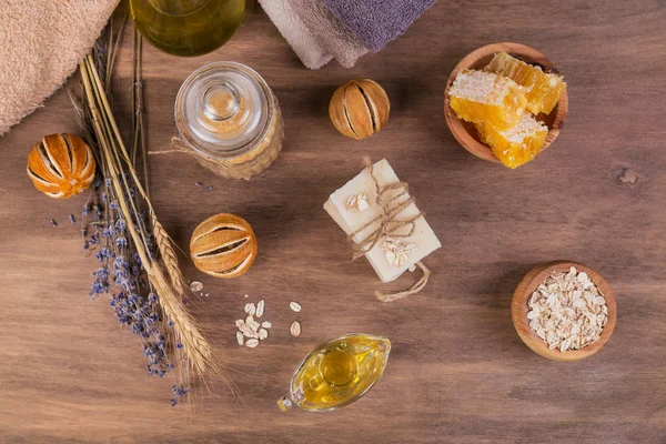 Honeycomb, kosmetické oleje, mořská sůl, ovesné a ručně vyráběné mýdlo s ho — Stock fotografie