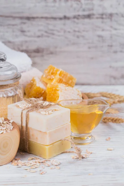 Petek, deniz tuzu, yulaf ve bal ile el yapımı Sabun