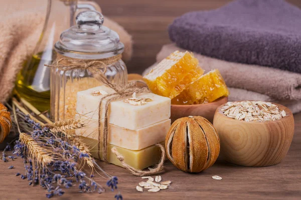 Peine de abeja, aceite cosmético, sal marina, avena y jabón artesanal con ho — Foto de Stock