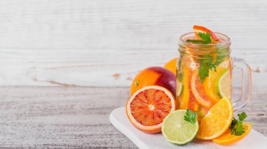 Narenciye meyve ve otlar su detoks ya da cam bottl diyet için