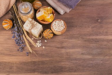 Petek, deniz tuzu, yulaf ezmesi, bal ile el yapımı Sabun