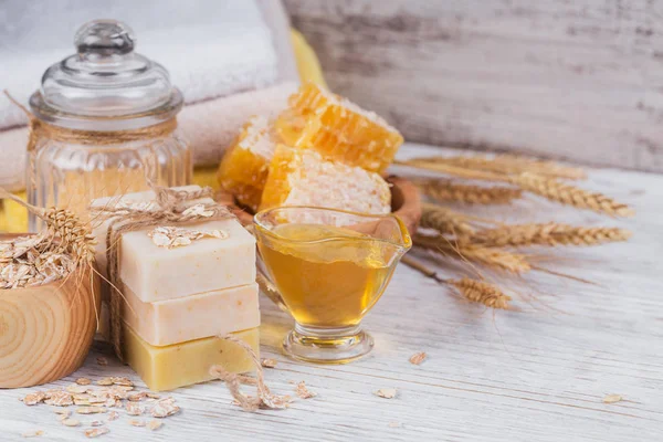Peine de abeja, sal marina, avena y jabón artesanal con miel — Foto de Stock