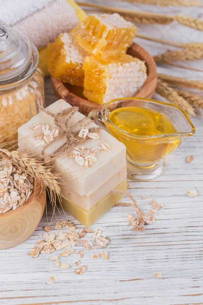 Honeycomb, sea salt, oats and handmade soap with honey — Stock Photo, Image