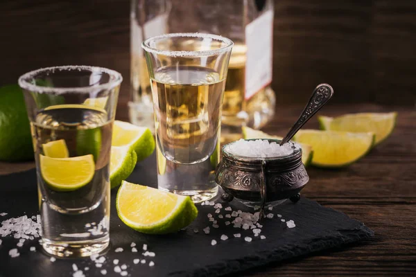 Tequila shot com limão e sal marinho — Fotografia de Stock