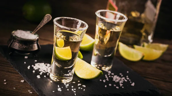Tequila shot s limetkou a mořské soli — Stock fotografie
