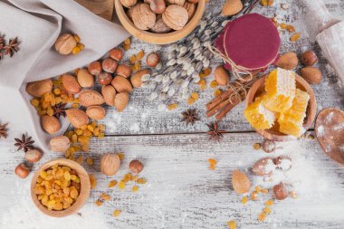 Ekmek veya kurabiye yemek pişirmek için malzemeler: Petek, un, Baron Mavi Sakal